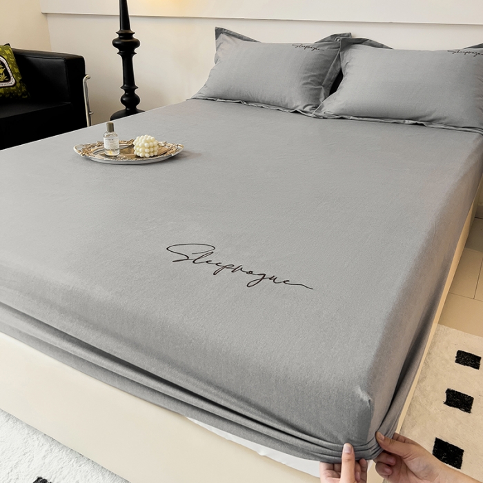 91家纺网 家纺一手货源 找家纺 品乐家纺 2023新款全棉磨毛英文字母绣床笠+枕套 艾丽灰