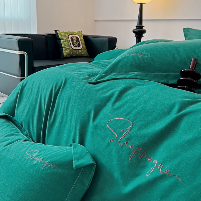 91家纺网 家纺一手货源 找家纺 品乐家纺 2023新款全棉磨毛英文字母绣系列四件套 艾丽墨绿