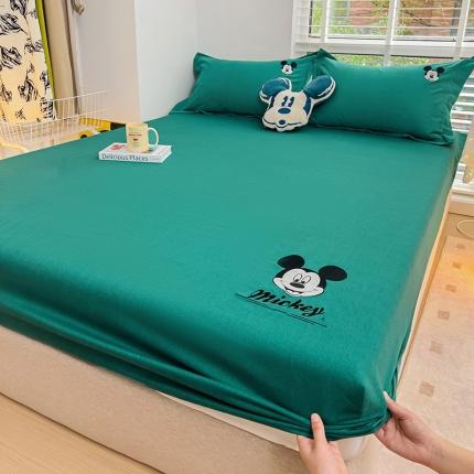 91家纺网 家纺一手货源 找家纺 品乐家纺 2023新款全棉磨毛迪士尼刺绣系列床笠+枕套 米奇墨绿