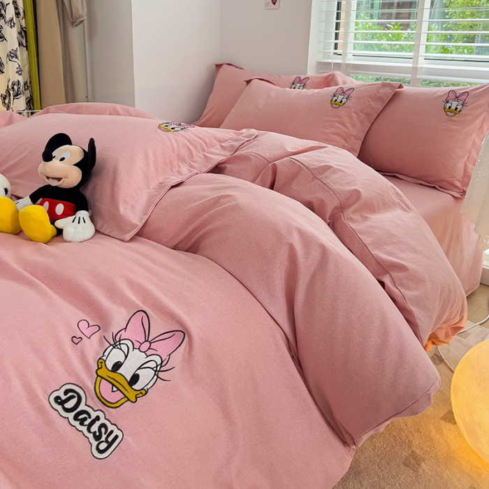91家纺网 家纺一手货源 找家纺 品乐家纺 2023新款迪士尼全棉磨毛刺绣系列四件套 黛西粉