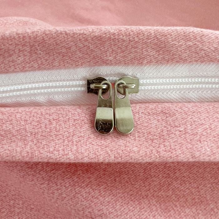 91家纺网 家纺一手货源 找家纺 品乐家纺 2023新款迪士尼全棉磨毛刺绣系列四件套 黛西粉