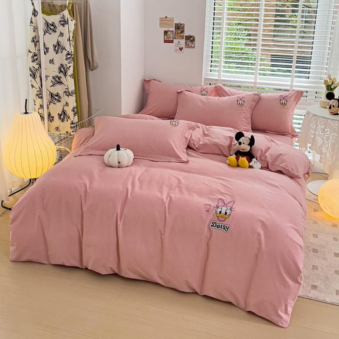 91家纺网 家纺一手货源 找家纺 品乐家纺 2023新款迪士尼全棉磨毛刺绣系列四件套 黛西粉