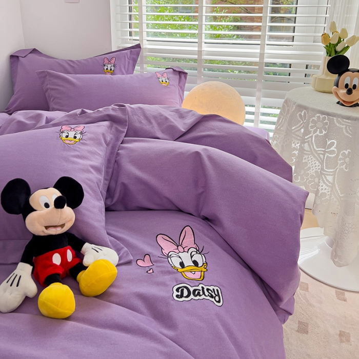 91家纺网 家纺一手货源 找家纺 品乐家纺 2023新款迪士尼全棉磨毛刺绣系列四件套 黛西紫