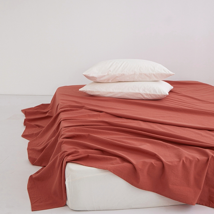 91家纺网 家纺一手货源 找家纺 安莱生活 2023新款水洗棉全棉色织高支高密纽扣款工艺单品床单 砖红