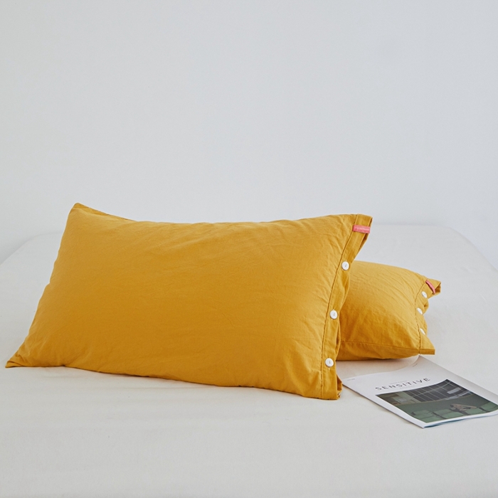 91家纺网 家纺一手货源 找家纺 安莱生活 2023新款水洗棉全棉色织高支高密纽扣款工艺单品枕套 姜黄