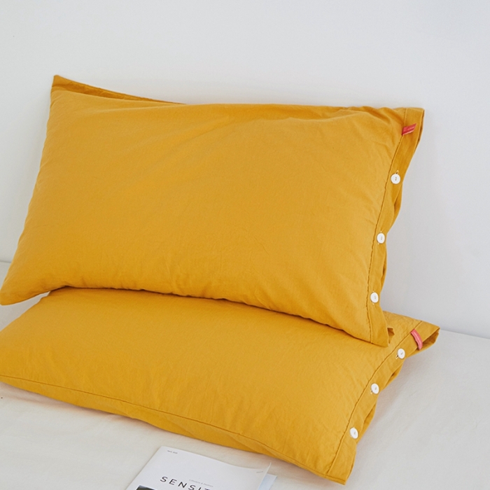 91家纺网 家纺一手货源 找家纺 安莱生活 2023新款水洗棉全棉色织高支高密纽扣款工艺单品枕套 姜黄