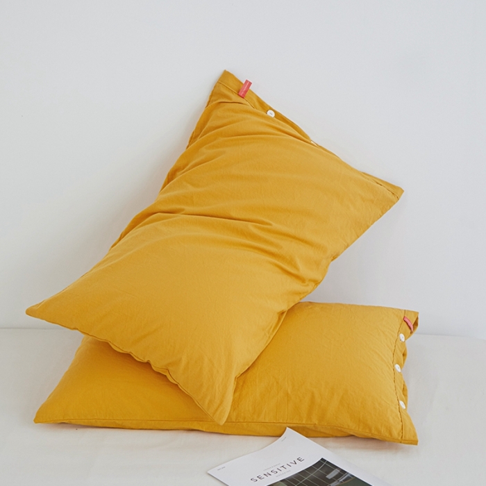 91家纺网 家纺一手货源 找家纺 安莱生活 2023新款水洗棉全棉色织高支高密纽扣款工艺单品枕套 姜黄