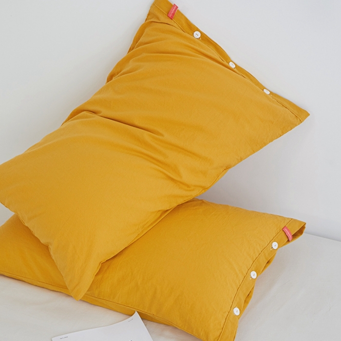 91家纺网 家纺一手货源 找家纺 安莱生活 2023新款水洗棉全棉色织高支高密纽扣款工艺单品枕套 姜黄