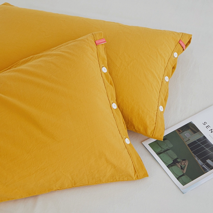 91家纺网 家纺一手货源 找家纺 安莱生活 2023新款水洗棉全棉色织高支高密纽扣款工艺单品枕套 姜黄