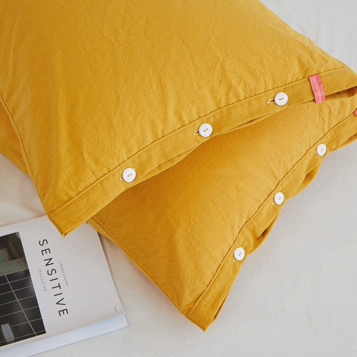 91家纺网 家纺一手货源 找家纺 安莱生活 2023新款水洗棉全棉色织高支高密纽扣款工艺单品枕套 姜黄