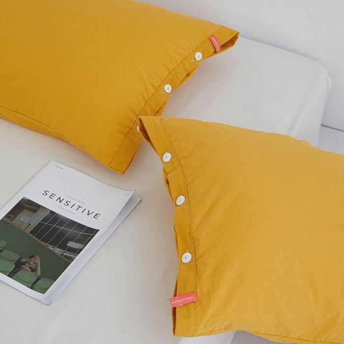 91家纺网 家纺一手货源 找家纺 安莱生活 2023新款水洗棉全棉色织高支高密纽扣款工艺单品枕套 姜黄