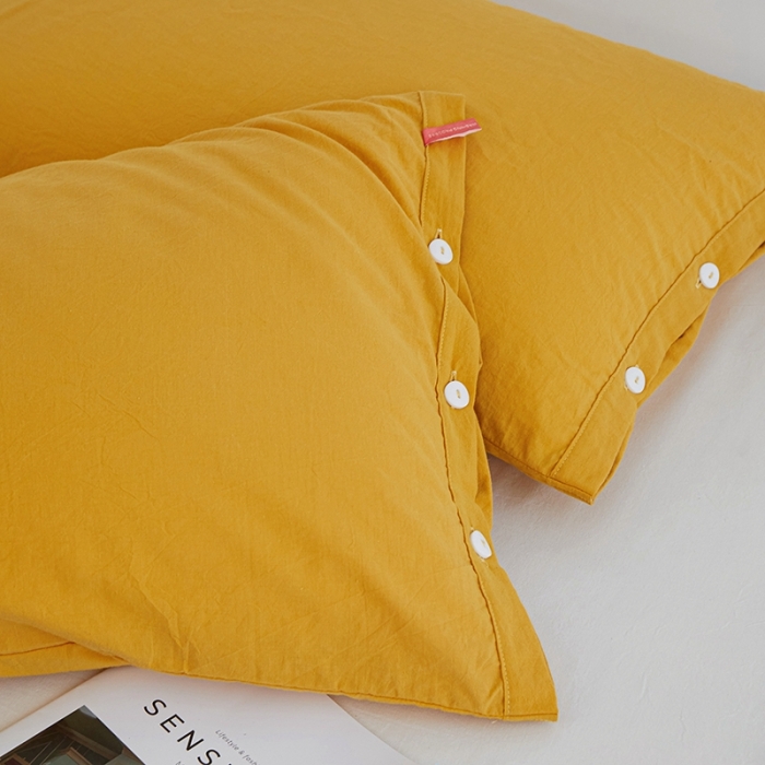 91家纺网 家纺一手货源 找家纺 安莱生活 2023新款水洗棉全棉色织高支高密纽扣款工艺单品枕套 姜黄