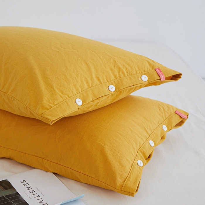 91家纺网 家纺一手货源 找家纺 安莱生活 2023新款水洗棉全棉色织高支高密纽扣款工艺单品枕套 姜黄
