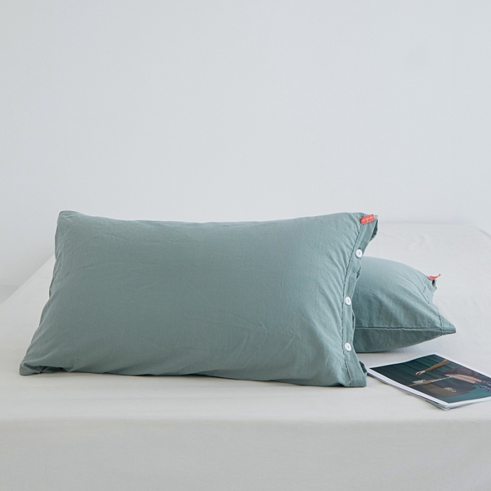 91家纺网 家纺一手货源 找家纺 安莱生活 2023新款水洗棉全棉色织高支高密纽扣款工艺单品枕套 灰绿