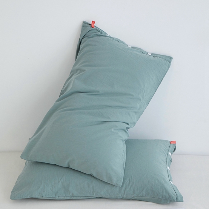 91家纺网 家纺一手货源 找家纺 安莱生活 2023新款水洗棉全棉色织高支高密纽扣款工艺单品枕套 灰绿