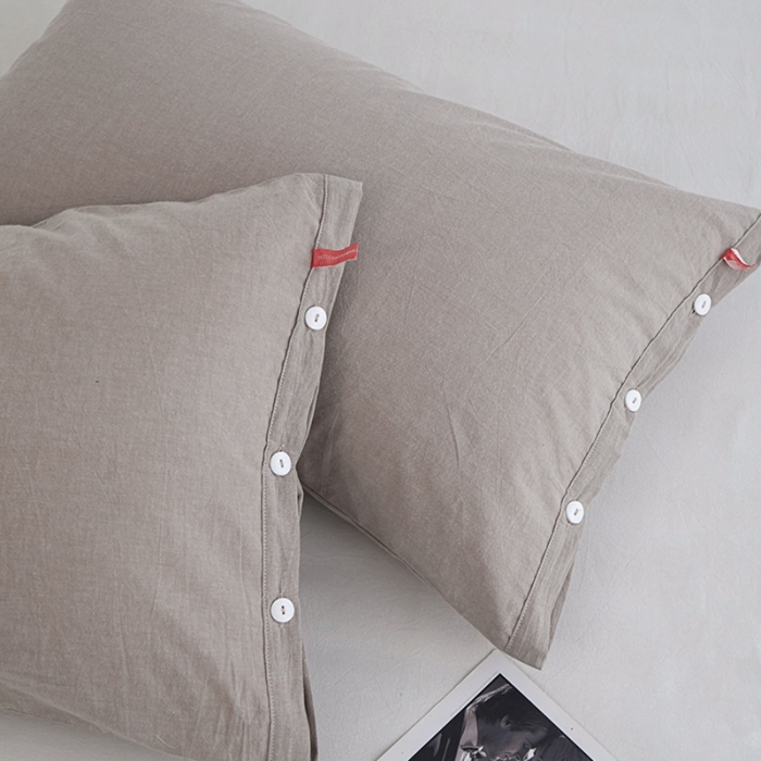 91家纺网 家纺一手货源 找家纺 安莱生活 2023新款水洗棉全棉色织高支高密纽扣款工艺单品枕套 卡其