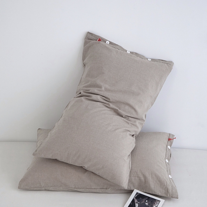 91家纺网 家纺一手货源 找家纺 安莱生活 2023新款水洗棉全棉色织高支高密纽扣款工艺单品枕套 卡其
