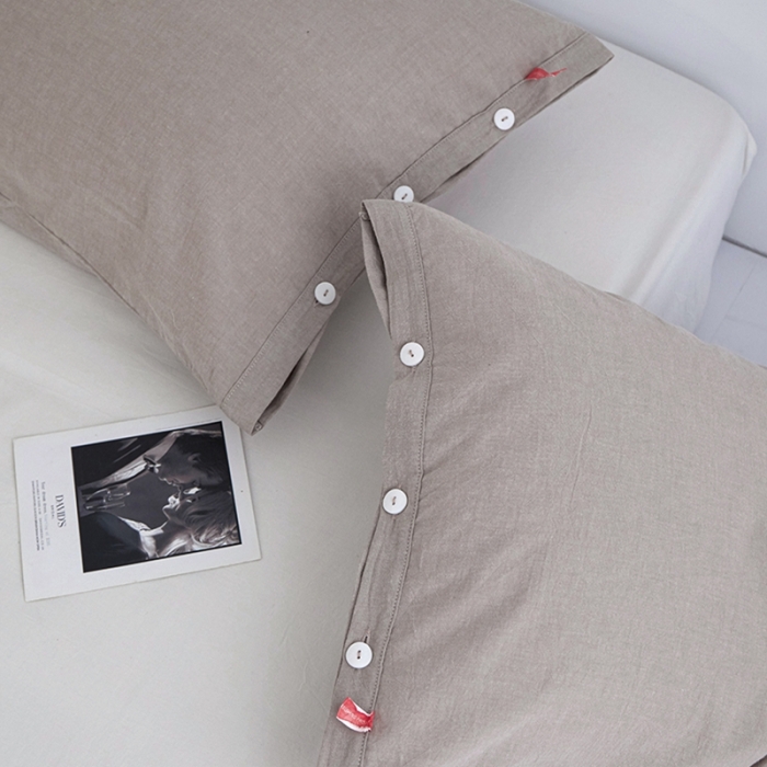 91家纺网 家纺一手货源 找家纺 安莱生活 2023新款水洗棉全棉色织高支高密纽扣款工艺单品枕套 卡其