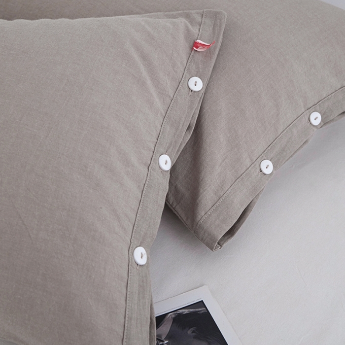 91家纺网 家纺一手货源 找家纺 安莱生活 2023新款水洗棉全棉色织高支高密纽扣款工艺单品枕套 卡其