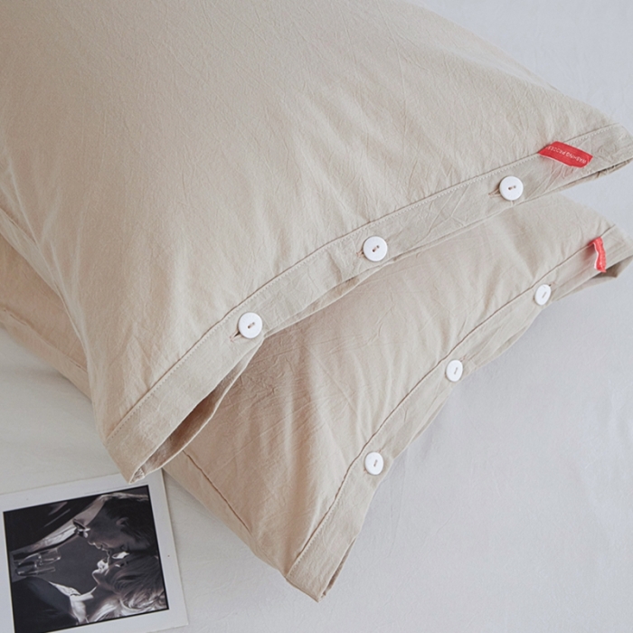 91家纺网 家纺一手货源 找家纺 安莱生活 2023新款水洗棉全棉色织高支高密纽扣款工艺单品枕套 米驼