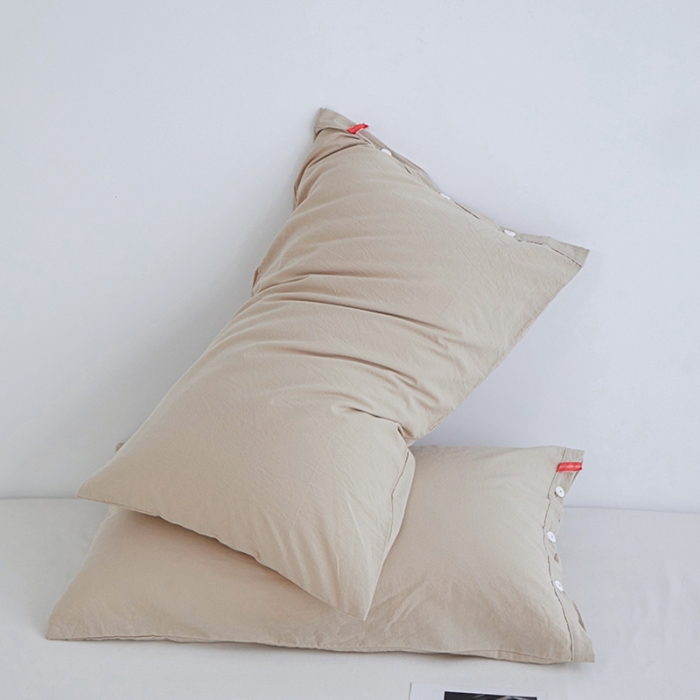 91家纺网 家纺一手货源 找家纺 安莱生活 2023新款水洗棉全棉色织高支高密纽扣款工艺单品枕套 米驼