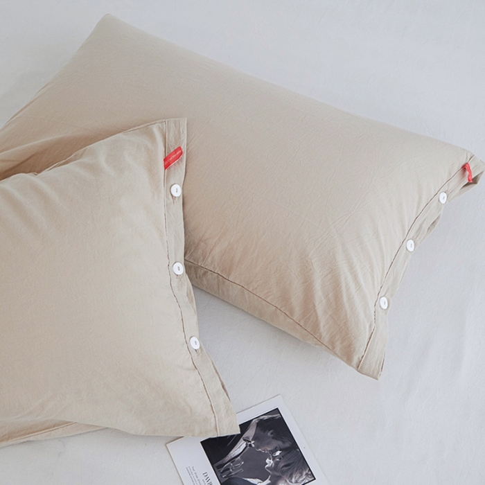 91家纺网 家纺一手货源 找家纺 安莱生活 2023新款水洗棉全棉色织高支高密纽扣款工艺单品枕套 米驼