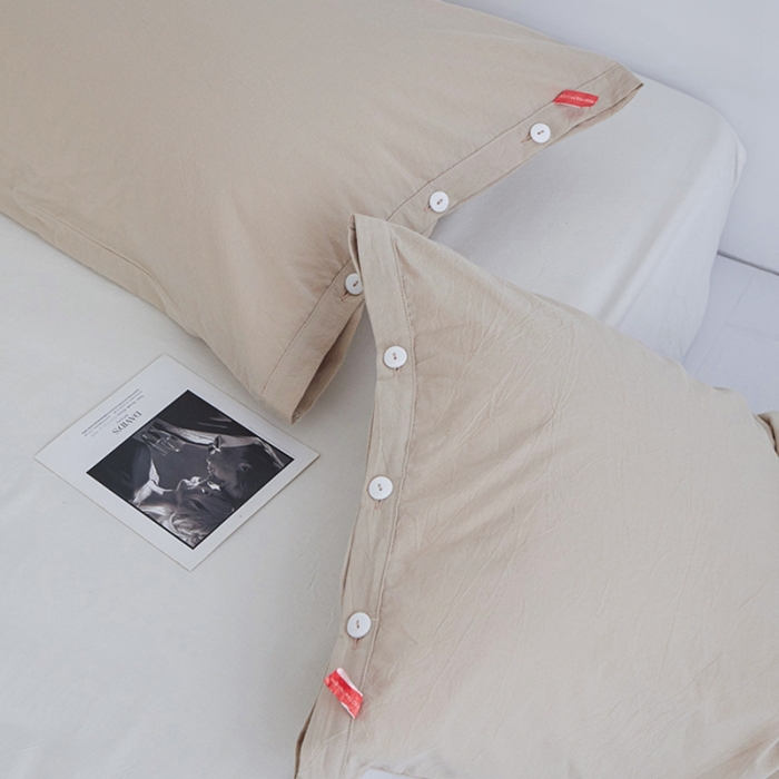 91家纺网 家纺一手货源 找家纺 安莱生活 2023新款水洗棉全棉色织高支高密纽扣款工艺单品枕套 米驼