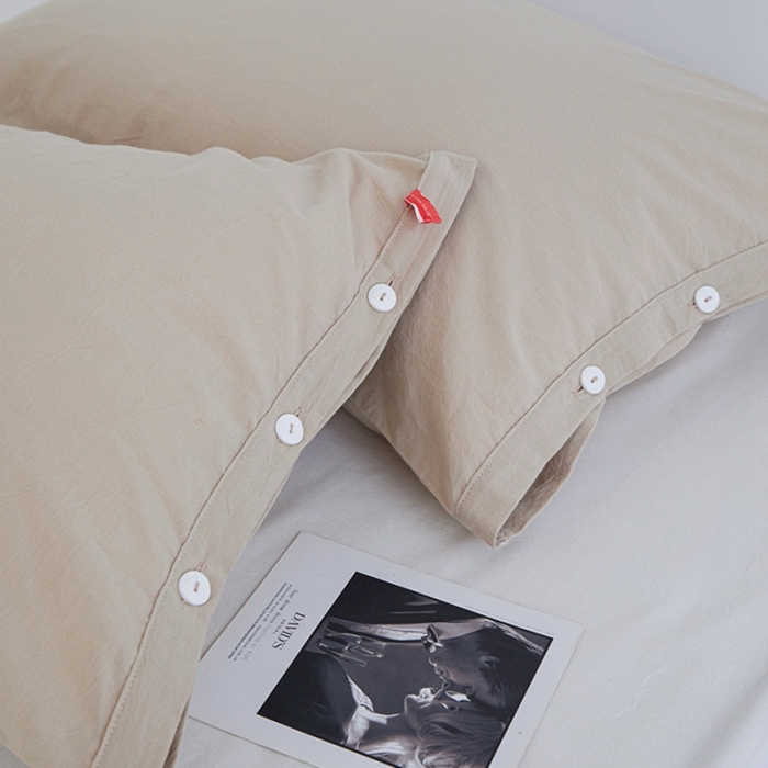 91家纺网 家纺一手货源 找家纺 安莱生活 2023新款水洗棉全棉色织高支高密纽扣款工艺单品枕套 米驼