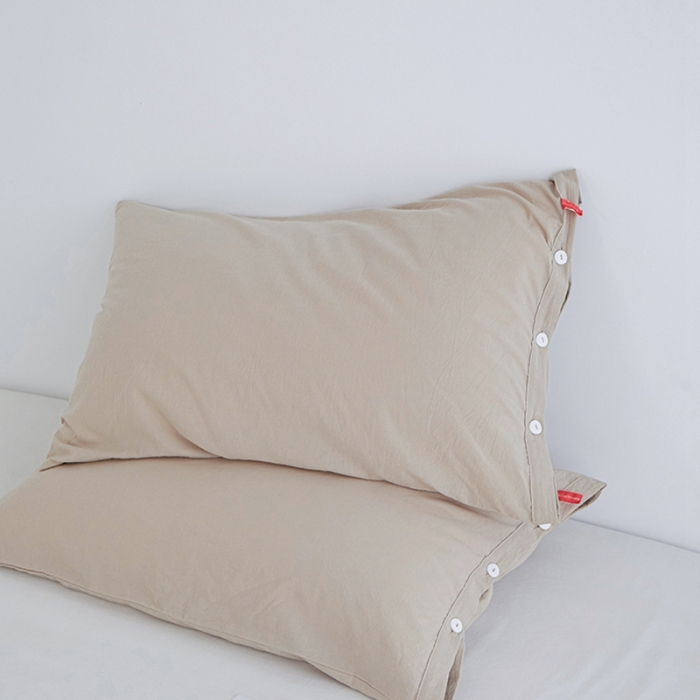 91家纺网 家纺一手货源 找家纺 安莱生活 2023新款水洗棉全棉色织高支高密纽扣款工艺单品枕套 米驼