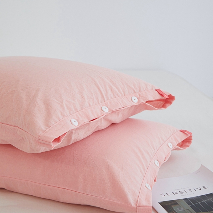 91家纺网 家纺一手货源 找家纺 安莱生活 2023新款水洗棉全棉色织高支高密纽扣款工艺单品枕套 嫩粉