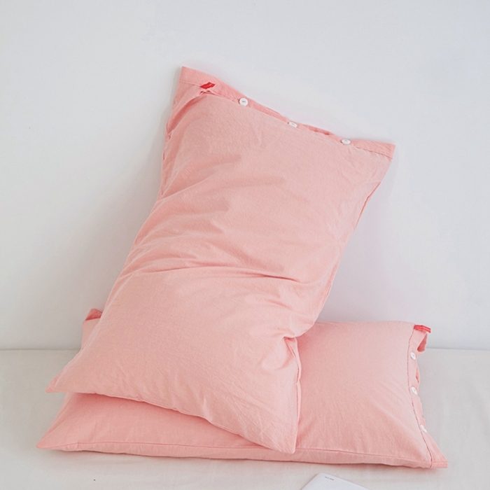 91家纺网 家纺一手货源 找家纺 安莱生活 2023新款水洗棉全棉色织高支高密纽扣款工艺单品枕套 嫩粉