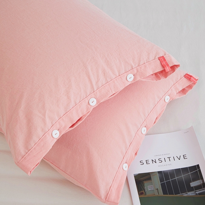 91家纺网 家纺一手货源 找家纺 安莱生活 2023新款水洗棉全棉色织高支高密纽扣款工艺单品枕套 嫩粉