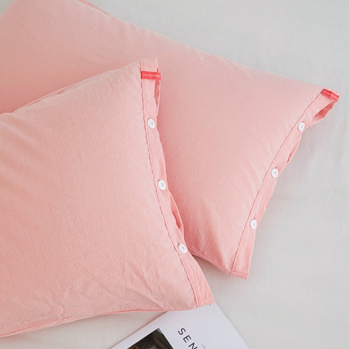 91家纺网 家纺一手货源 找家纺 安莱生活 2023新款水洗棉全棉色织高支高密纽扣款工艺单品枕套 嫩粉