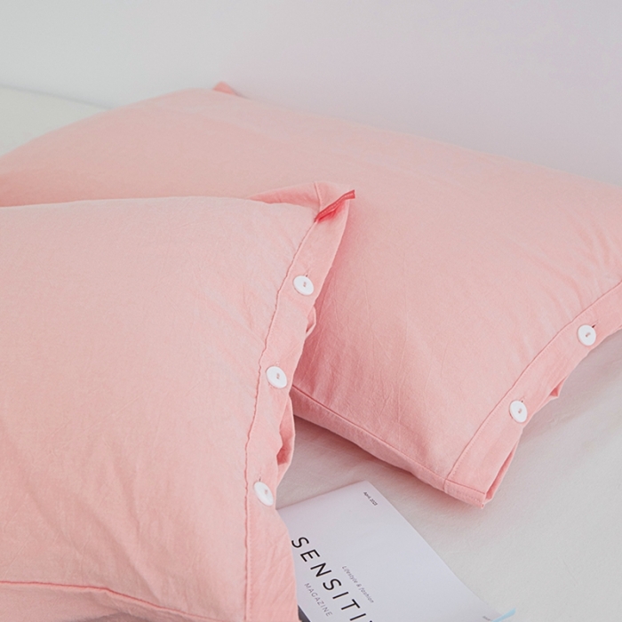 91家纺网 家纺一手货源 找家纺 安莱生活 2023新款水洗棉全棉色织高支高密纽扣款工艺单品枕套 嫩粉