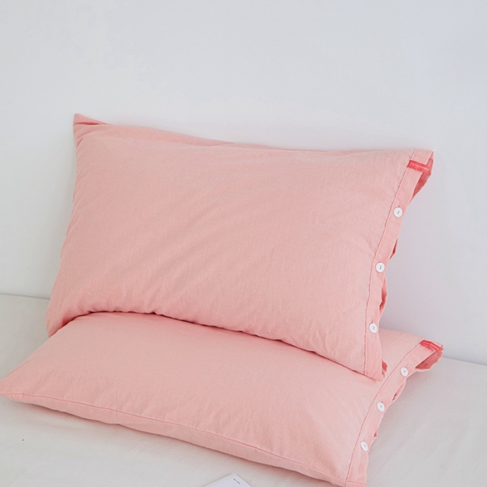 91家纺网 家纺一手货源 找家纺 安莱生活 2023新款水洗棉全棉色织高支高密纽扣款工艺单品枕套 嫩粉