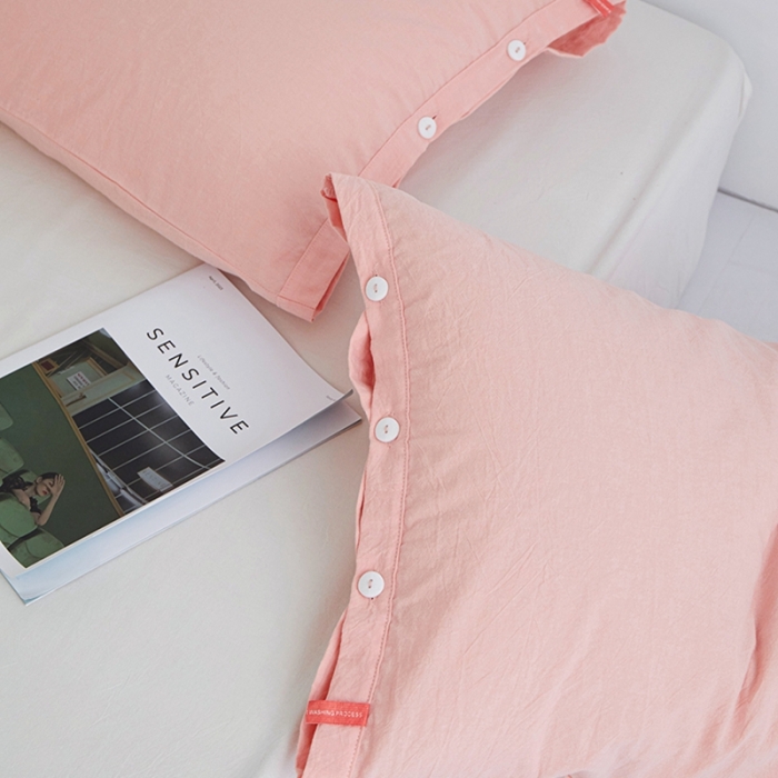 91家纺网 家纺一手货源 找家纺 安莱生活 2023新款水洗棉全棉色织高支高密纽扣款工艺单品枕套 嫩粉