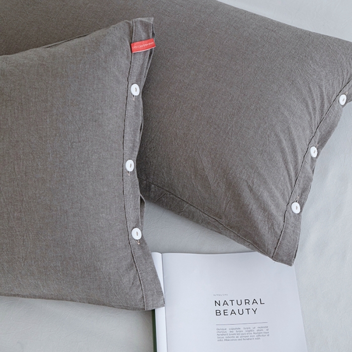 91家纺网 家纺一手货源 找家纺 安莱生活 2023新款水洗棉全棉色织高支高密纽扣款工艺单品枕套 浅咖