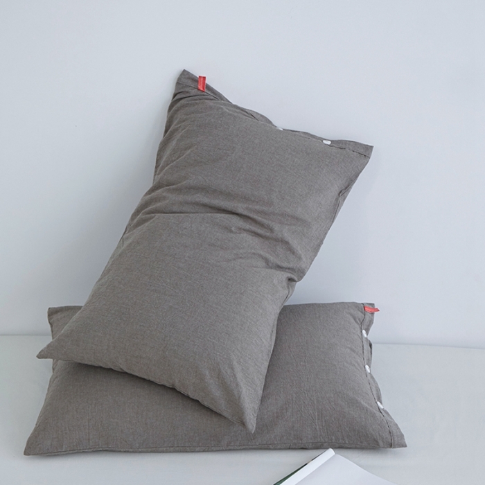 91家纺网 家纺一手货源 找家纺 安莱生活 2023新款水洗棉全棉色织高支高密纽扣款工艺单品枕套 浅咖