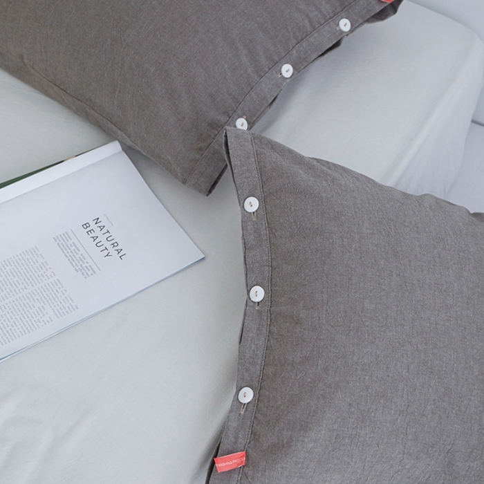 91家纺网 家纺一手货源 找家纺 安莱生活 2023新款水洗棉全棉色织高支高密纽扣款工艺单品枕套 浅咖