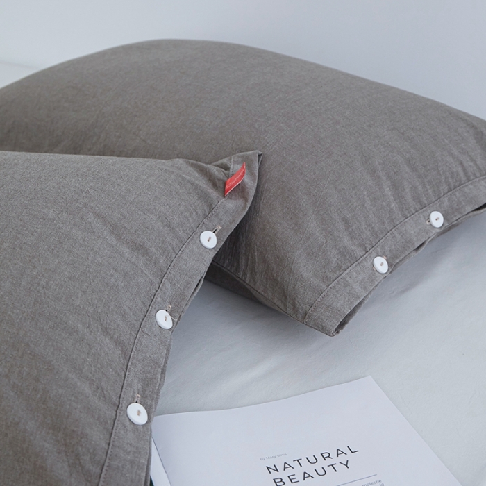 91家纺网 家纺一手货源 找家纺 安莱生活 2023新款水洗棉全棉色织高支高密纽扣款工艺单品枕套 浅咖