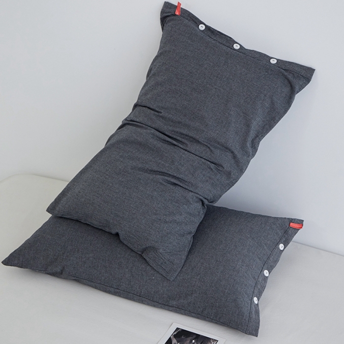 91家纺网 家纺一手货源 找家纺 安莱生活 2023新款水洗棉全棉色织高支高密纽扣款工艺单品枕套 深灰