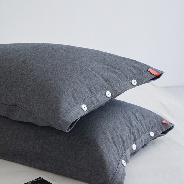 91家纺网 家纺一手货源 找家纺 安莱生活 2023新款水洗棉全棉色织高支高密纽扣款工艺单品枕套 深灰