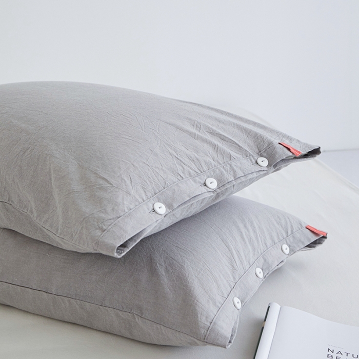 91家纺网 家纺一手货源 找家纺 安莱生活 2023新款水洗棉全棉色织高支高密纽扣款工艺单品枕套 银灰