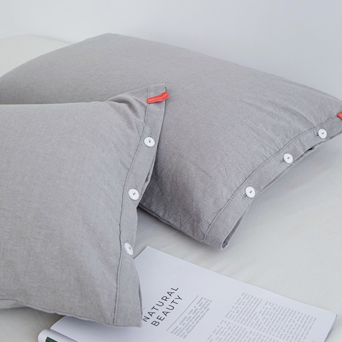 91家纺网 家纺一手货源 找家纺 安莱生活 2023新款水洗棉全棉色织高支高密纽扣款工艺单品枕套 银灰