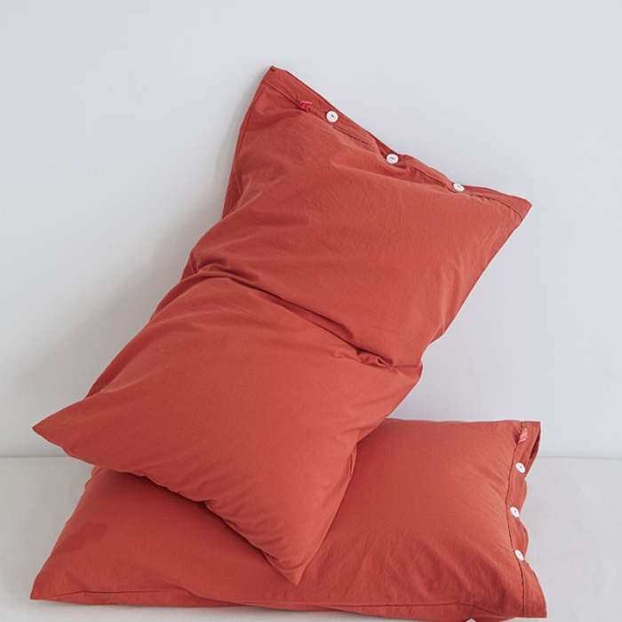 91家纺网 家纺一手货源 找家纺 安莱生活 2023新款水洗棉全棉色织高支高密纽扣款工艺单品枕套 砖红