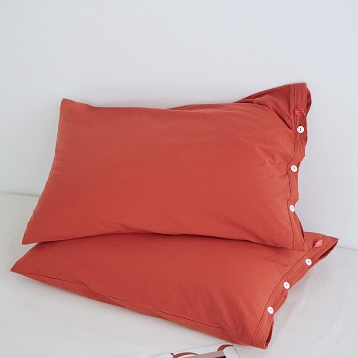 91家纺网 家纺一手货源 找家纺 安莱生活 2023新款水洗棉全棉色织高支高密纽扣款工艺单品枕套 砖红