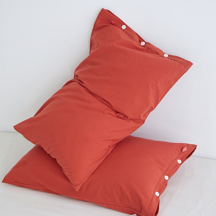 91家纺网 家纺一手货源 找家纺 安莱生活 2023新款水洗棉全棉色织高支高密纽扣款工艺单品枕套 砖红