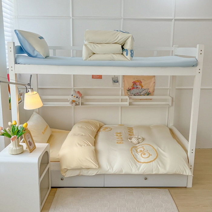 91家纺网 家纺一手货源 找家纺 眠帛 2023新款水洗棉毛巾绣煤球系列学生三件套六件套 煤球奶黄