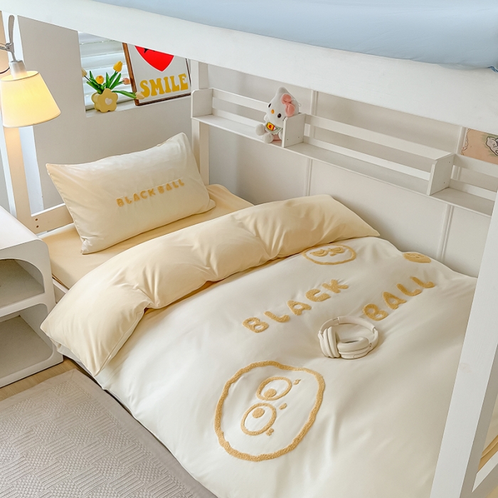 91家纺网 家纺一手货源 找家纺 眠帛 2023新款水洗棉毛巾绣煤球系列学生三件套六件套 煤球奶黄