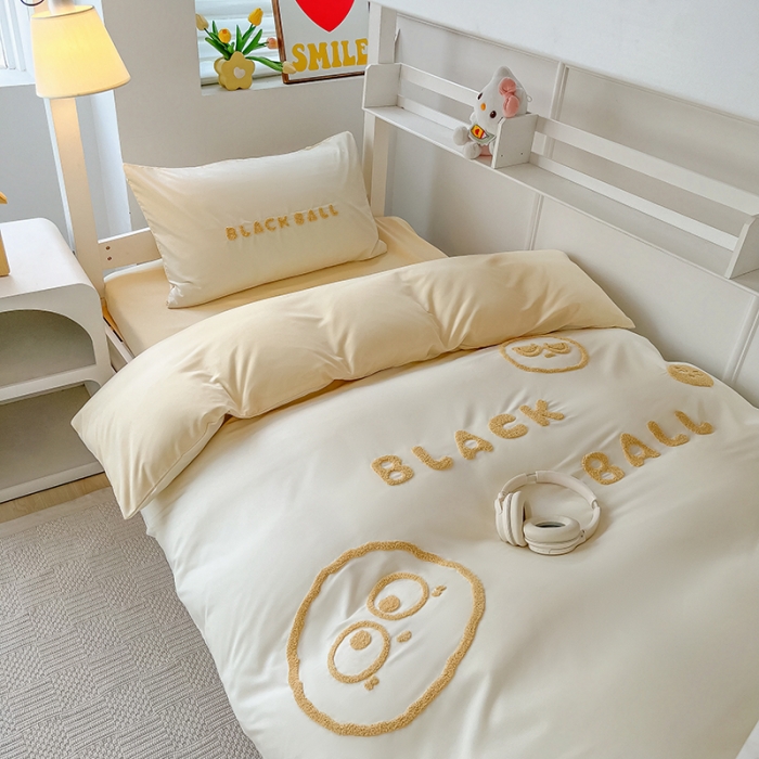 91家纺网 家纺一手货源 找家纺 眠帛 2023新款水洗棉毛巾绣煤球系列学生三件套六件套 煤球奶黄